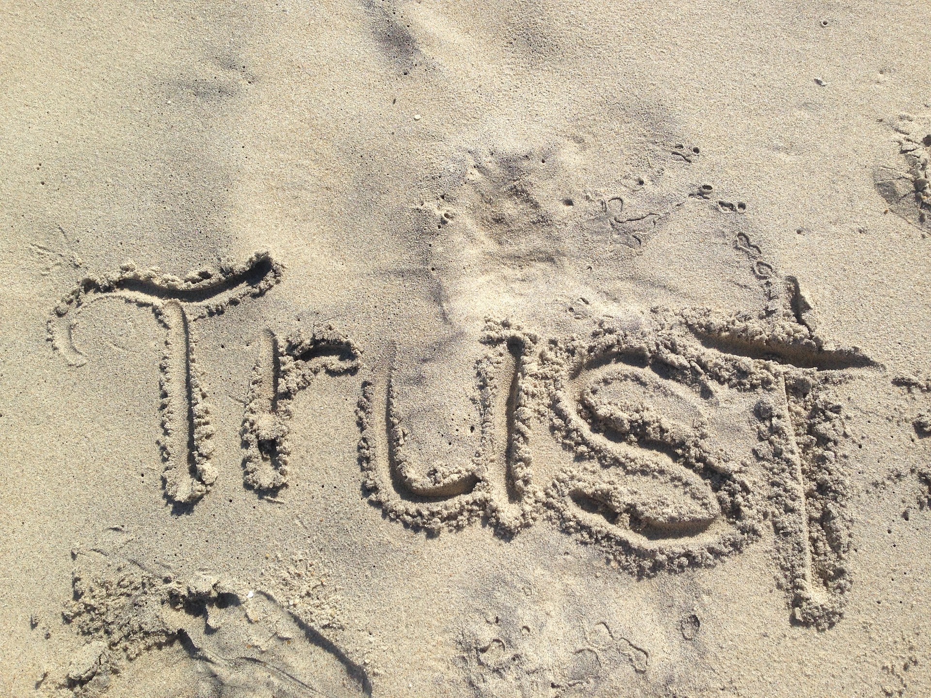 Trust in sand - trust-1418901_1920